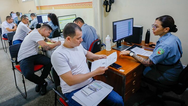Convocados para a PMAM entregam documentos e se preparam para curso de formação